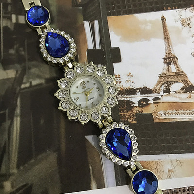 Γυναικείο μοντέρνο ρολόι με έγχρωμες πέτρες