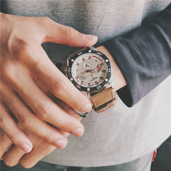 Divatos férfi karóra több színben