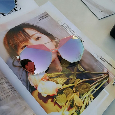 Stílusos női napszemüveg tükrös üveggel több színben