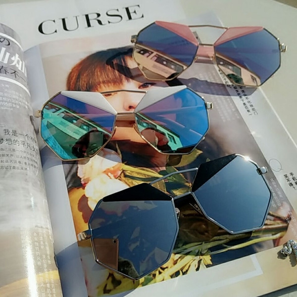 Stílusos női napszemüveg tükrös üveggel több színben