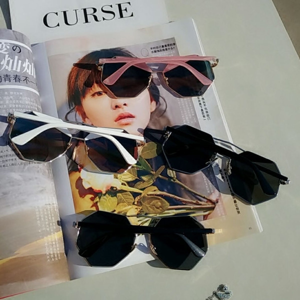 Stílusos női napszemüveg tükrös üveggel több színben