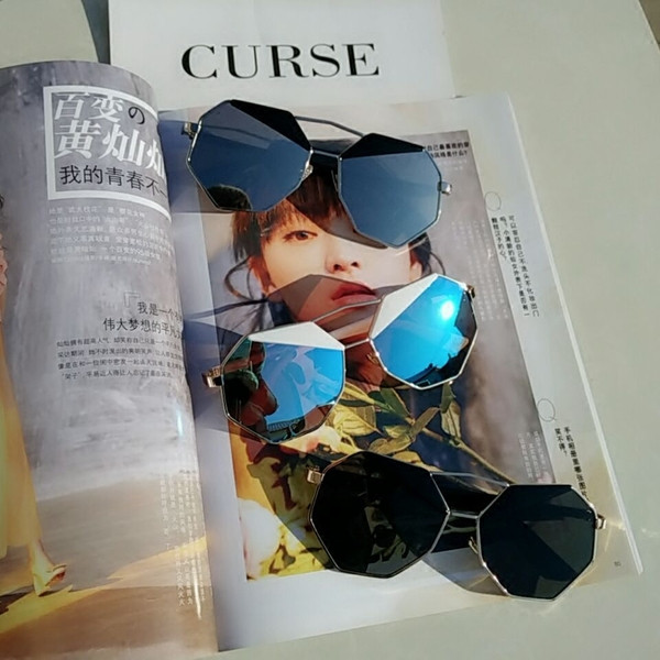 Stílusos női napszemüveg tükrös üveggel több színben