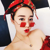 Nem szabványos női szemüveg színes lencsékkel