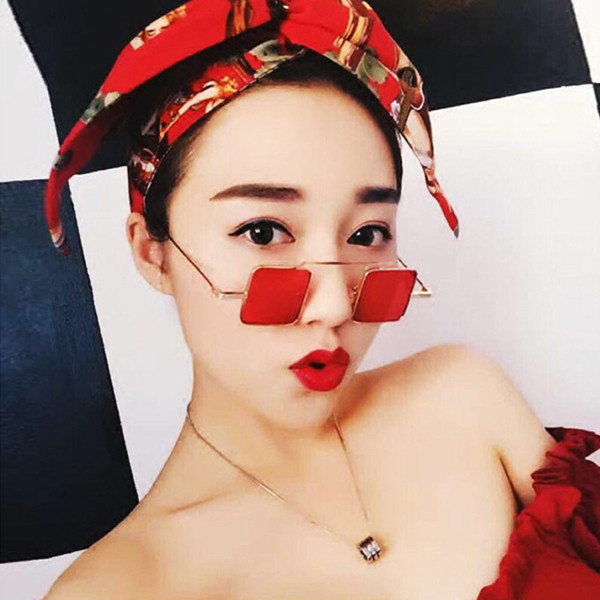 Nem szabványos női szemüveg színes lencsékkel