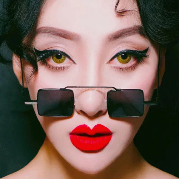 Nem szabványos női szemüveg színes lencsékkel