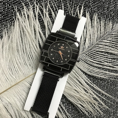 Modern női karóra négyzet alakú, többféle színben