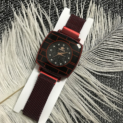 Modern női karóra négyzet alakú, többféle színben