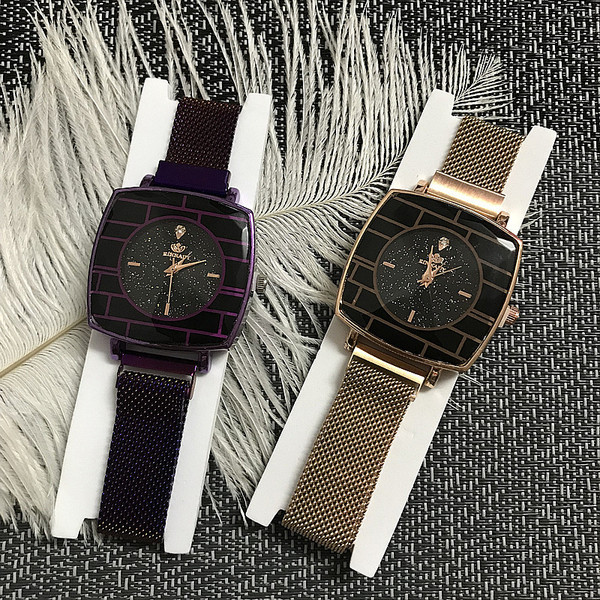 Modern női karóra négyzet alakú, többféle színben