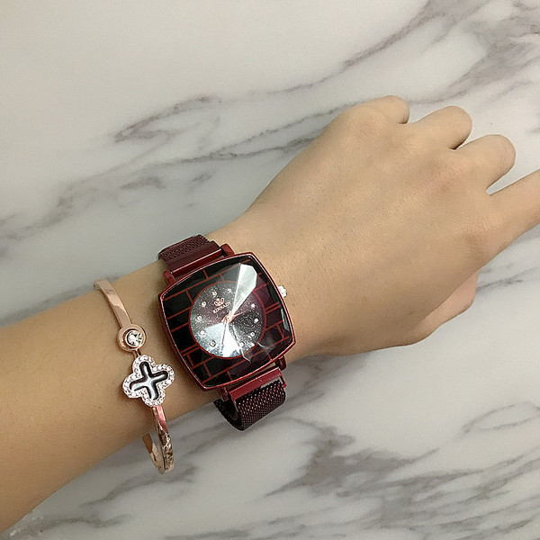Modern női karóra négyzet alakú, többféle színben