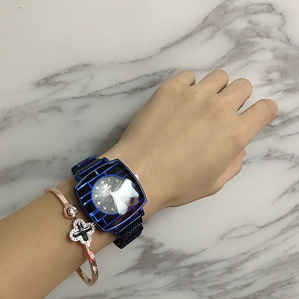 Modern női karóra négyzet alakú, többféle színben
