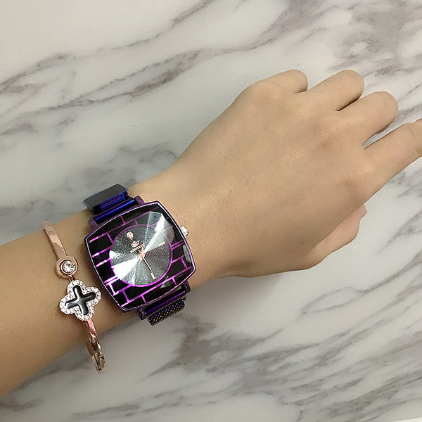 Modern női karóra négyzet alakú, többféle színben