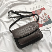 Κομψή γυναικεία δερματίνη τσάντα σε μαύρο και καφέ χρώμα