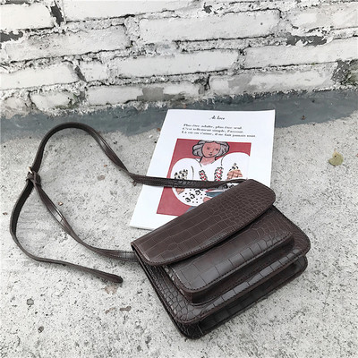 Κομψή γυναικεία δερματίνη τσάντα σε μαύρο και καφέ χρώμα