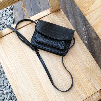 Κομψή γυναικεία δερματίνη τσάντα σε μαύρο και καφέ χρώμα