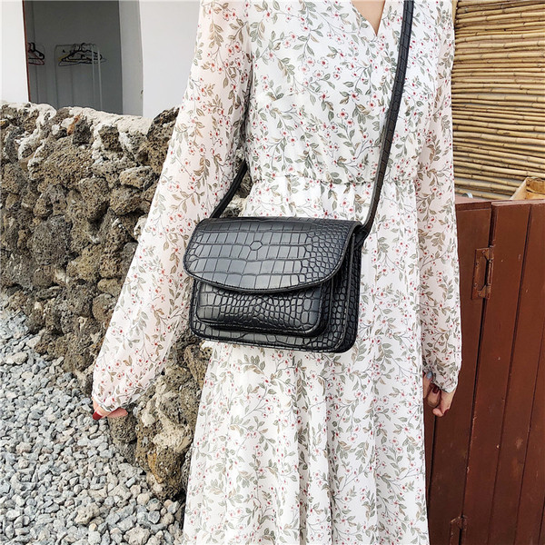 Κομψή γυναικεία δερματίνη τσάντα σε μαύρο και καφέ χρώμα