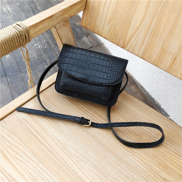 Κομψή γυναικεία δερματίνη τσάντα σε μαύρο και καφέ χρώμα