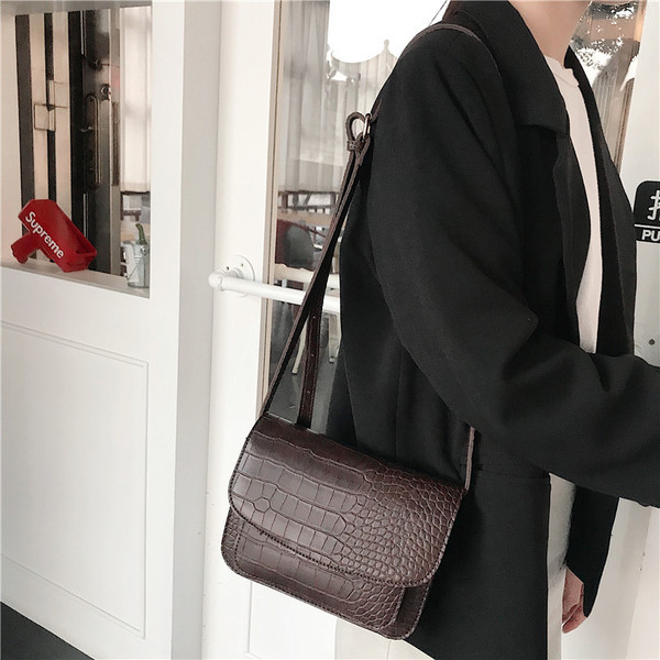 Κομψή γυναικεία δερματίνη τσάντα σε μαύρο και καφέ χρώμα