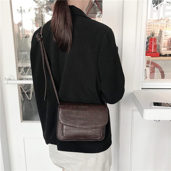 Κομψή γυναικεία δερματίνη τσάντα σε μαύρο και καφέ χρώμα