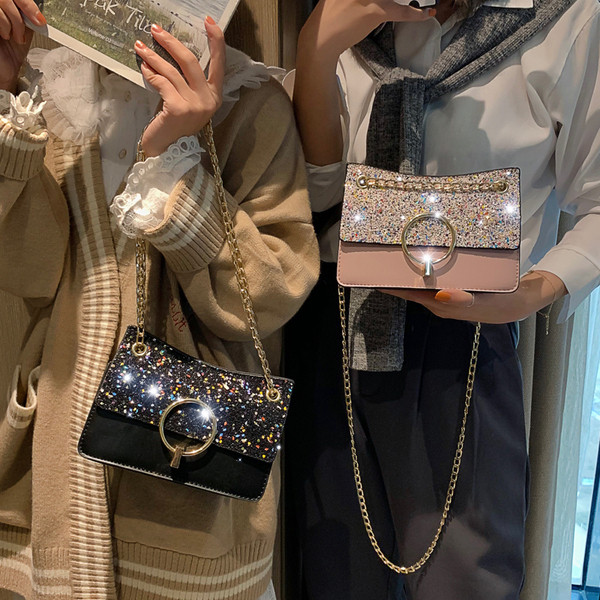 Κομψή γυναικεία τσάντα με μεταλλική αλυσίδα σε τέσσερα χρώματα