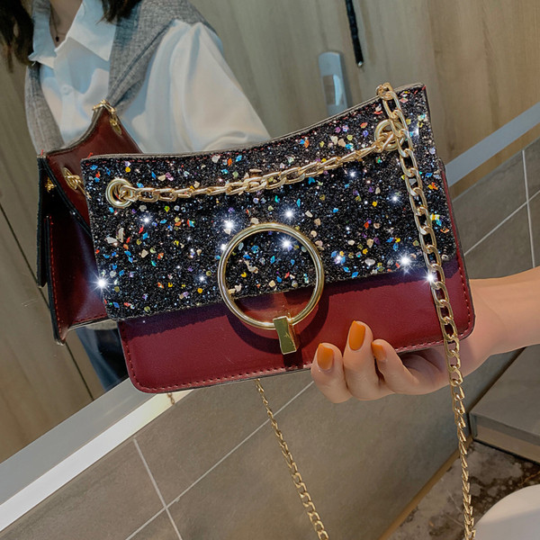 Κομψή γυναικεία τσάντα με μεταλλική αλυσίδα σε τέσσερα χρώματα