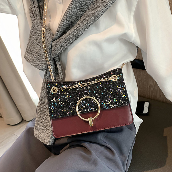 Κομψή γυναικεία τσάντα με μεταλλική αλυσίδα σε τέσσερα χρώματα