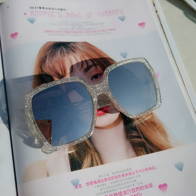 Μοντέρνα γυναικεία γυαλιά ηλίου σε διάφορα χρώματα