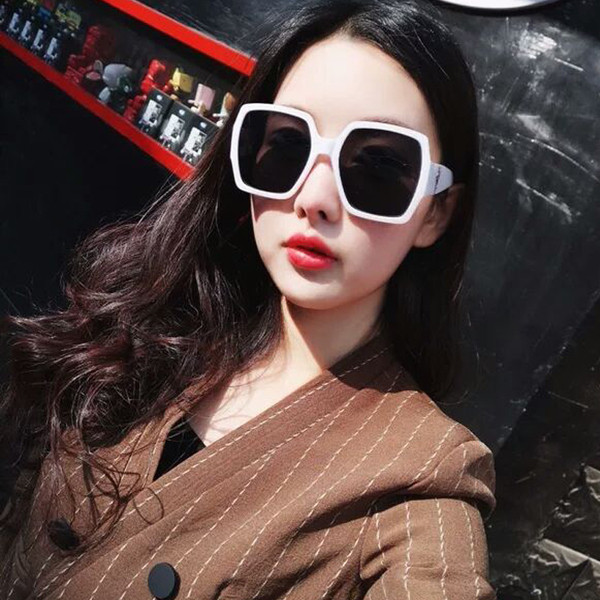 Μοντέρνα γυναικεία γυαλιά ηλίου σε διάφορα χρώματα