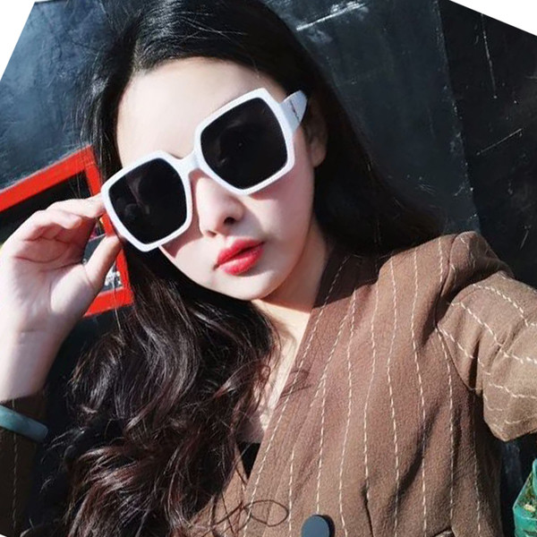 Μοντέρνα γυναικεία γυαλιά ηλίου σε διάφορα χρώματα