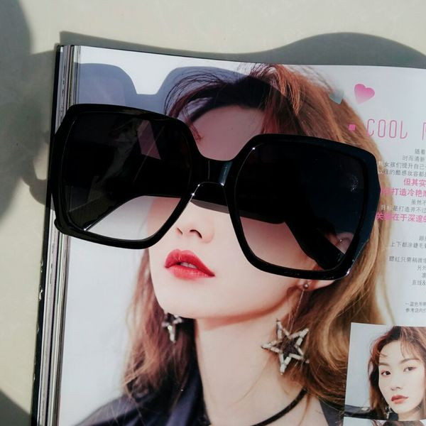 Μοντέρνα γυναικεία γυαλιά ηλίου σε διάφορα χρώματα