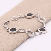 Stílusos női karkötő kövekkel arany és ezüst színben