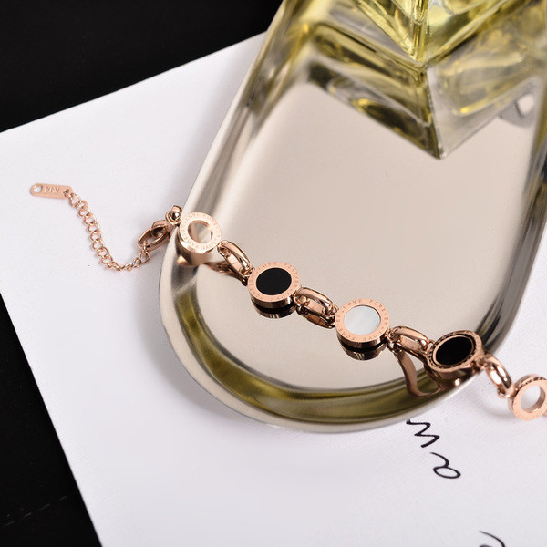 Κομψό γυναικείο βραχιόλι σε ασημί και χρυσό χρώμα