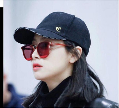 Μοντέρνα γυναικεία γυαλιά ηλίου σε διάφορα χρώματα