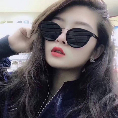 Μοντέρνα γυναικεία γυαλιά ηλίου σε διάφορα χρώματα