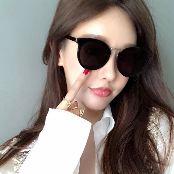 Μοντέρνα γυναικεία γυαλιά ηλίου σε διάφορα χρώματα