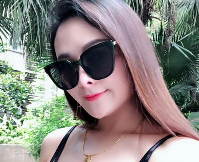 Stílusos női napszemüveg több színben