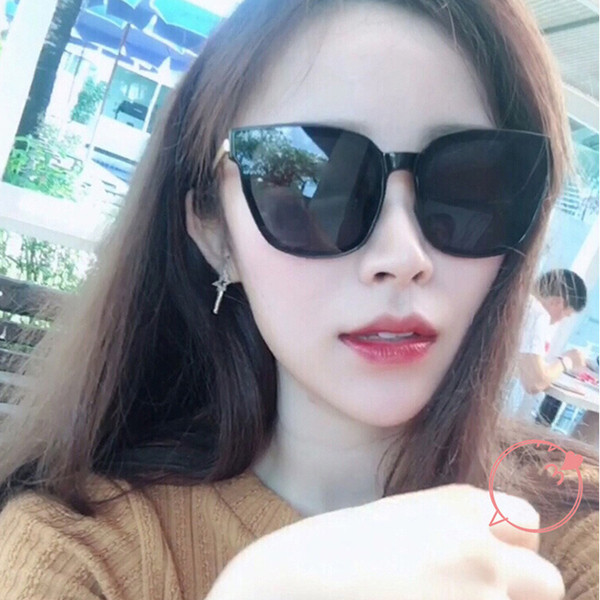 Stílusos női napszemüveg több színben