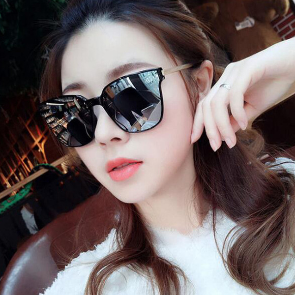 Stílusos női napszemüveg több színben