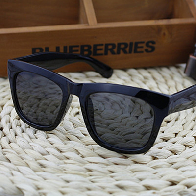 Μοντέρνα  γυαλιά ηλίου για άνδρες και γυναίκες σε διάφορα χρώματα