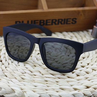 Μοντέρνα  γυαλιά ηλίου για άνδρες και γυναίκες σε διάφορα χρώματα