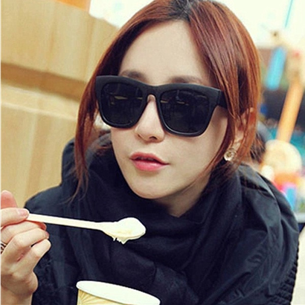 Μοντέρνα  γυαλιά ηλίου για άνδρες και γυναίκες σε διάφορα χρώματα