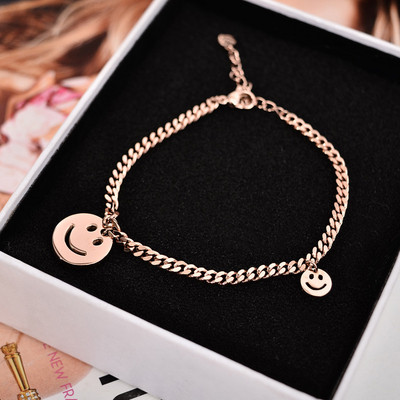 Finom női karkötő, arany színű medálokkal