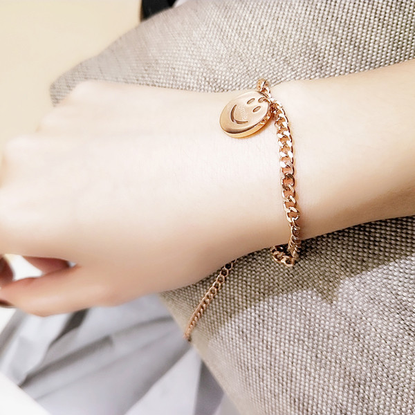 Finom női karkötő, arany színű medálokkal