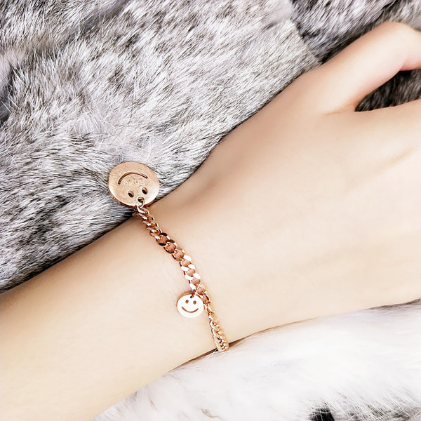 Finom női karkötő, arany színű medálokkal