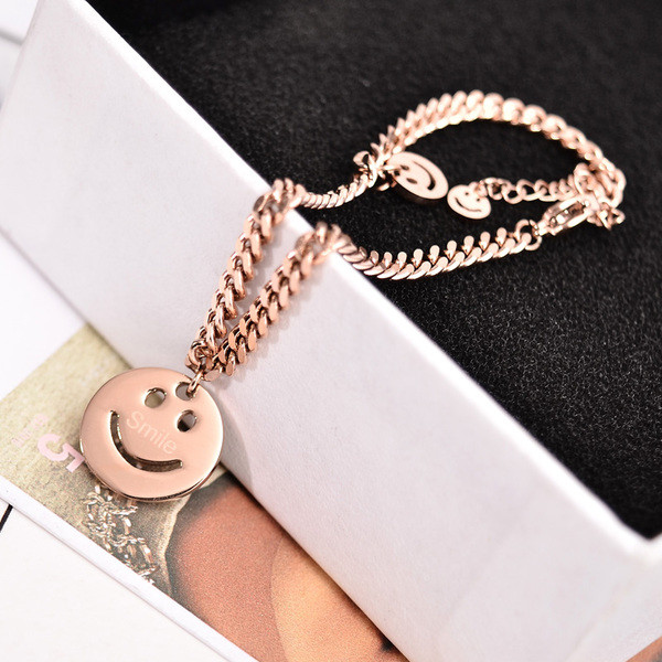 Finom női karkötő, arany színű medálokkal