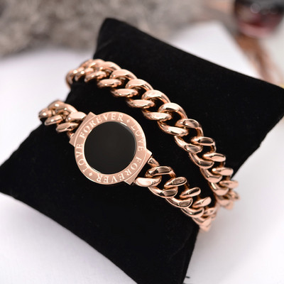 Elegáns női karkötő fekete kővel és arany színű feliratokkal