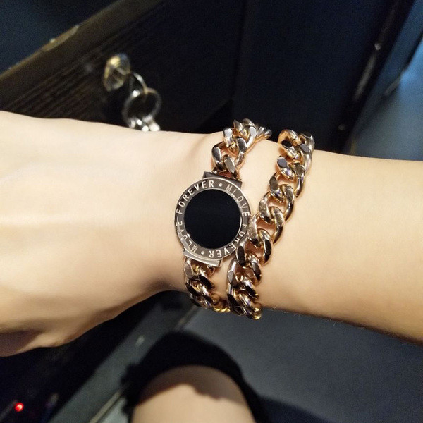 Elegáns női karkötő fekete kővel és arany színű feliratokkal
