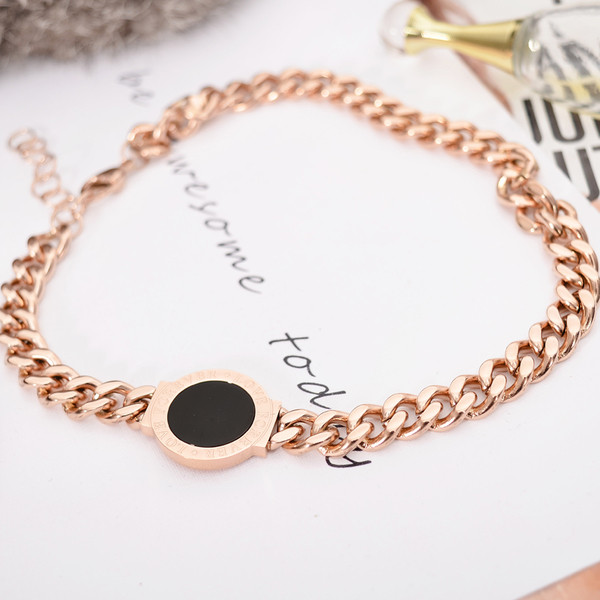 Elegáns női karkötő fekete kővel és arany színű feliratokkal