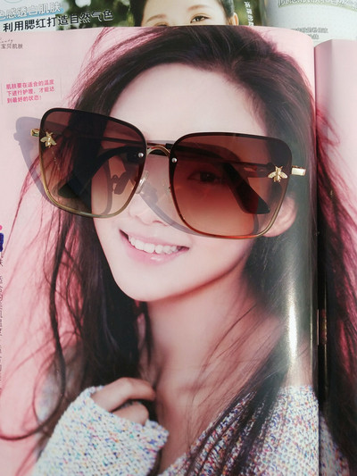 Μοντέρνα γυναικεία γυαλιά ηλίου σε διάφορα χρώματα