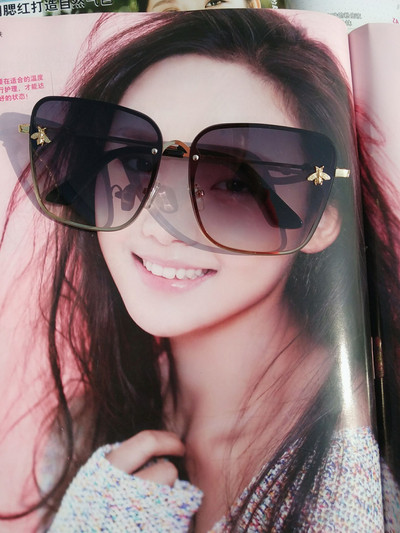 Μοντέρνα γυναικεία γυαλιά ηλίου σε διάφορα χρώματα