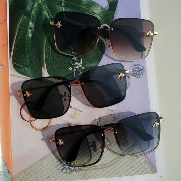 Μοντέρνα γυναικεία γυαλιά ηλίου σε διάφορα χρώματα